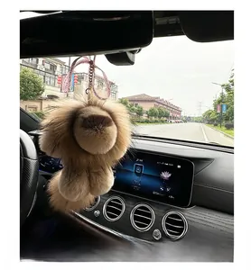 Porte-clés lion mignon en peluche accroché au rétroviseur intérieur d'une voiture
