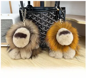 Détail du porte-clés lion en peluche avec fourrure douce et mousqueton en métal doré