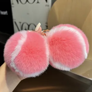 Porte-clés balle de tennis en fourrure de lapin rayé rose et blanc avec anneau métal