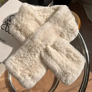 Écharpe élégante en fourrure de lapin blanche pour l'hiver avec design croisé pour femmes