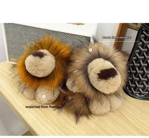 Détail de porte-clés lion en peluche fabriqués en fourrure de lapin et de raton laveur