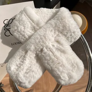 Détail d'une écharpe en fausse fourrure blanche douce avec une texture bouclée chic