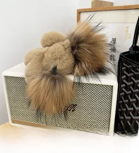 Vue détaillée du porte-clés queue de lion en fausse fourrure avec texture réaliste