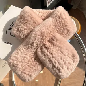 Vue détaillée d'une écharpe en fourrure de lapin rose avec un design croisé élégant