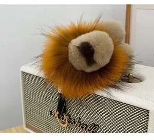 Détail d'un porte-clés lion en peluche avec sangle en cuir sur un haut-parleur