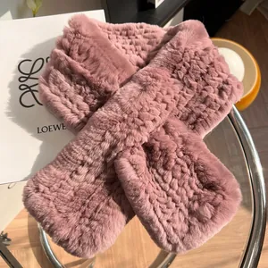 Détail d'une écharpe en fourrure de lapin rex tressée rose poudré montrant sa texture douce