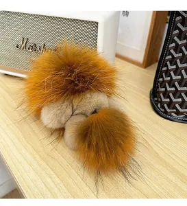 Gros plan du porte-clés peluche lion moelleux avec texture de fourrure douce