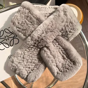 Détail de la texture en fourrure de lapin grise du foulard tissé épais et doux