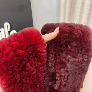 Vue détaillée de la texture en fourrure de lapin pelucheuse en rouge et bordeaux