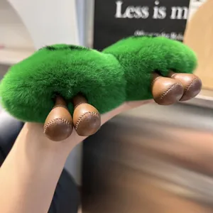 Detailopname van de pluizige groene imitatiebont-textuur van een schattige hanger