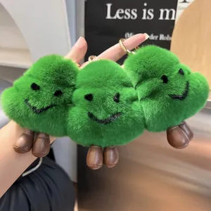 Detail van pluizige groene pluche boomhangers met zacht imitatiebont en gouden ringen
