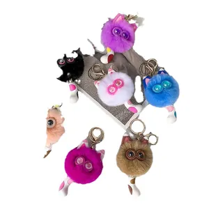 Meerdere kleurrijke pluche kattenkop sleutelhangers met schattige lange staarten en haken