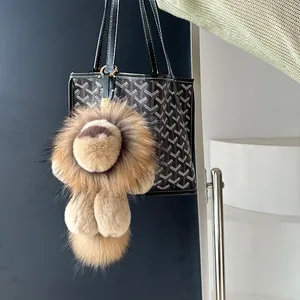Porte-clés lion en fausse fourrure de lapin avec fermoir doré sur un sac à main