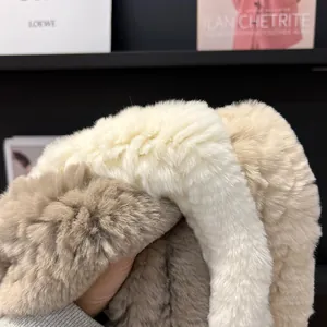 Trois bandeaux en peluche en crème, beige et marron présentés avec une texture douce