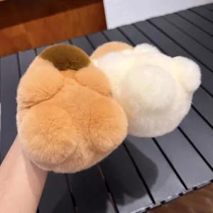 Nahaufnahme des flauschigen Capybara-Schlüsselanhängers mit weichem Plüsch-Detail