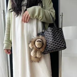 Sac fourre-tout à motif géométrique avec un pendentif lion en peluche sur un mannequin