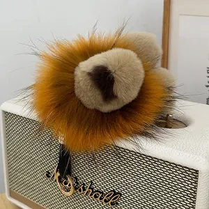 Porte-clés lion en peluche douce avec détails en forme de cœur sur une enceinte Marshall