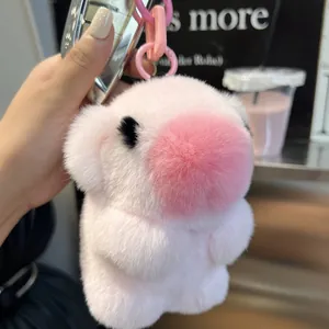 Nahaufnahme eines rosa Plüsch-Wasserschwein-Schlüsselanhängers mit Haken