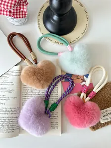 Detailopname van hartvormige pluche sleutelhangers met kleurrijke gevlochten touwen en koorden