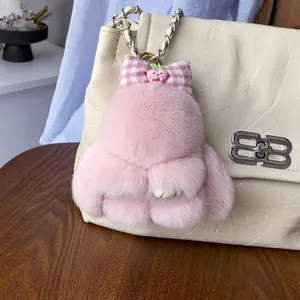 Rosa Plüschhase Schlüsselanhänger mit Schleife an einer stilvollen Lederhandtasche