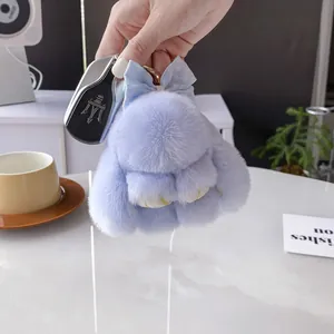 Porte-clés lapin en fourrure véritable lilas clair avec nœud papillon et détails dorés