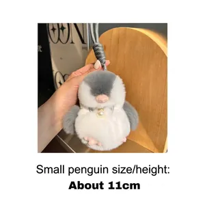 Dettaglio che mostra l'altezza di 11 cm di un portachiavi a forma di pinguino