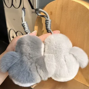 Simpatico portachiavi a pinguino in vera pelliccia di coniglio rex con cordino grigio