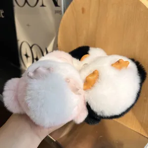 Dettaglio portachiavi a pinguino in peluche con soffice pelliccia sintetica e piedini in pelle