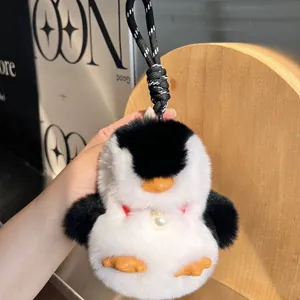 Portachiavi a pinguino in peluche bianco e nero con perla e cinturino intrecciato
