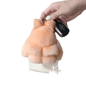 Simpatico portachiavi a coniglietto in pelliccia di coniglio con pompon arancione e fiocco