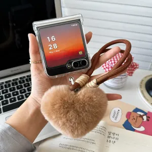 Bruine faux fur hartvormige hanger met gevlochten polsband voor Z Flip hoesje
