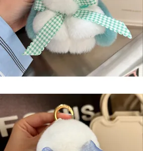 Detailansicht des flauschigen Plüschhasen-Anhängers mit grün karierter Schleife und Goldring