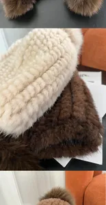 Λεπτομερής προβολή υφής πλεκτή γούνα μινκ σε κρεμ και σοκολατί καφέ χρώματα