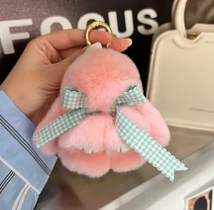 Nahaufnahme vom rosa Plüschhasen-Anhänger mit Hahnentritt-Schleife und Goldring