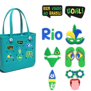 Detailset von Brasilien PVC-Anhängern mit Rio und Fußballmotiven für Strandtaschen