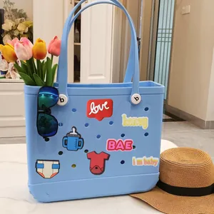 Bolso de playa de EVA azul claro con bonitos dijes y accesorios de dibujos animados