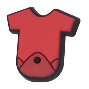 Abalorio de PVC rojo con forma de camiseta para decorar zapatos y accesorios de zuecos