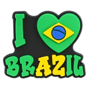 Detailansicht des PVC I Love Brazil Schuh-Anhängers mit Flaggen-Herz und Schriftzug
