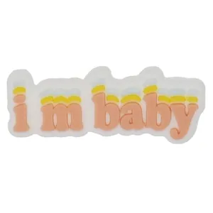 Primer plano de adorno de PVC rosa y amarillo con texto i m baby para zuecos