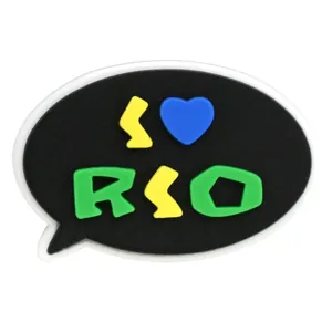 Makroaufnahme von I Love Rio PVC Schuhanhänger mit geprägten Texturen für Clogs