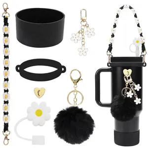 Détails des accessoires Stanley Cup incluant capuchon fleur, botte silicone et breloques
