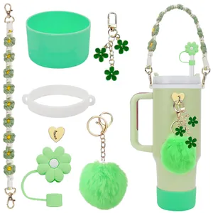 Ensemble détaillé avec coque en silicone verte, capuchon de paille et cordon pour tasses