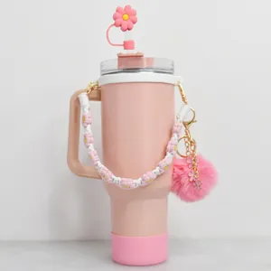 Détails des accessoires de gobelet rose avec couvre-paille marguerite et chaîne fleur