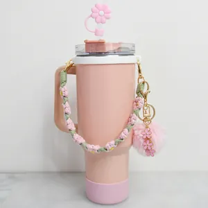 Kit d'accessoires rose pour tasse Stanley avec capuchon fleur, pompon et base silicone
