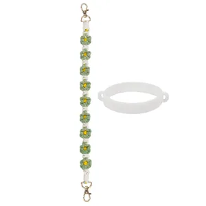 Détail du cordon tressé fleur marguerite avec fermoirs dorés et anneau en silicone