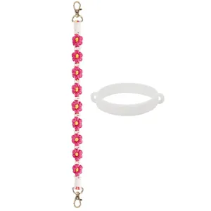 Détail de la lanière à fleurs roses au crochet avec fermoirs dorés et anneau en silicone