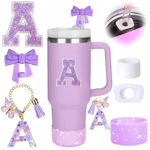 Kit d'accessoires violet pour gobelet Stanley avec breloque lettre A et couvre-paille papillon