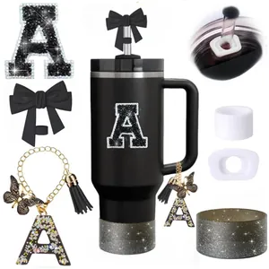 Détails d'accessoires pour gobelet 40oz avec breloque lettre, nœud et socle en silicone