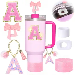 Gobelet rose 40oz avec patch lettre A, protège-paille nœud et base à paillettes