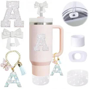 Set gobelet rose avec lettre A en strass, protège-paille papillon et étui à paillettes